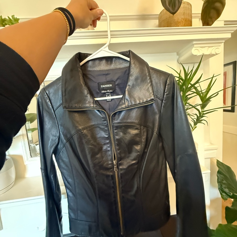 Danier Women's Sleek Black Leather Jacket - Picture 4 of 5